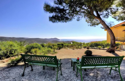 Poggi Apartment | Apartment 'Oliv' with Sea View, Shared Pool and Wi-Fi