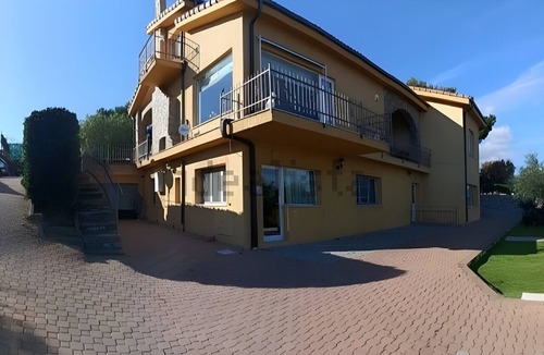 Poggi Apartment | Apartment 'Oliv' with Sea View, Shared Pool and Wi-Fi