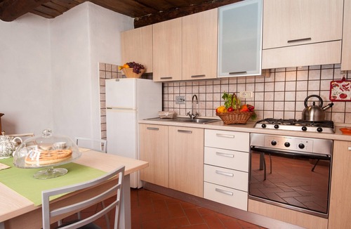 Mercatale di Cortona Apartment | Apartment "Pilari Castagnolo" with Mountain View, Shared Pool & Wi-Fi