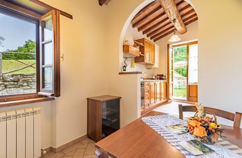 Lisciano Niccone Apartment | Apartment "Pugnano Alto - Grano" with Shared Pool and Wi-Fi