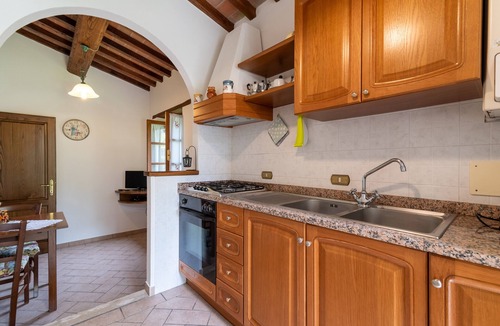 Lisciano Niccone Apartment | Apartment "Pugnano Alto - Grano" with Shared Pool and Wi-Fi