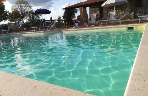 Castiglione d'Orcia Apartment | Apartment 'Rosso - La Valle Del Sole' with Mountain View and Wi-Fi