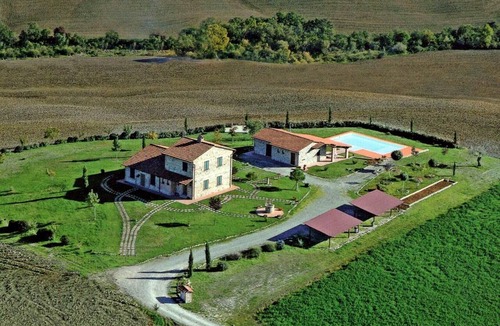 Castiglione d'Orcia Apartment | Apartment 'Rosso - La Valle Del Sole' with Mountain View and Wi-Fi