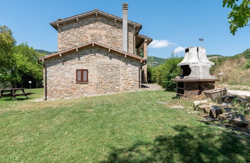 Ponte Grande Apartment | Apartment 'Salice Nella Campagna Di Assisi' with Shared Pool, Private Terrace and Wi-Fi