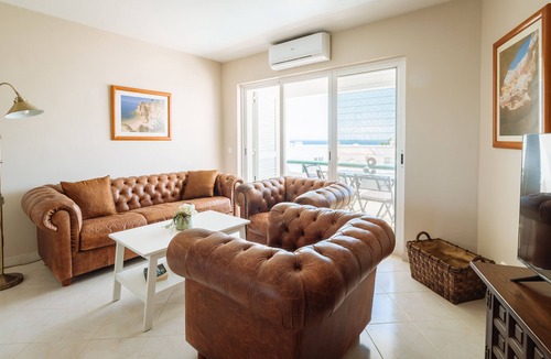 Alporchinhos Apartment | Apartment Sara directly on the sea with sea view