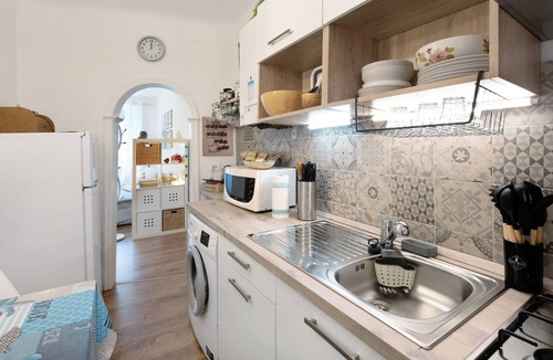 Voltri Apartment | Apartment 'Sea la Vie' with Sea View, Wi-Fi and Air Conditioning