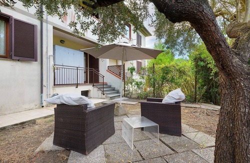 Lacona Apartment | Apartment 'Vittoria' with Private Terrace, Wi-Fi and Air Conditioning