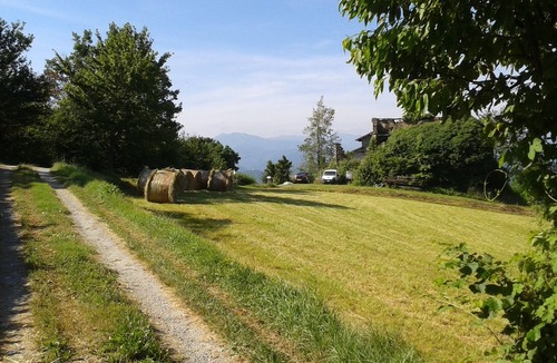 Castellino Tanaro Apartment | Apartment with beautiful 180 degrees view on the Alps!