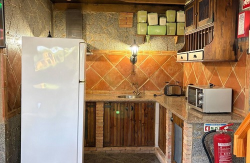 Monte Raposo House | Apartment with Terrace, Shared Pool & Wi-Fi