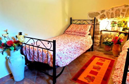 Introdacqua Apartment | Apartment with Sunny Balcony overlooking Introdacqua