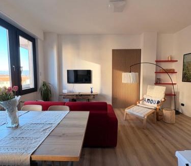Olgiate Comasco Apartment | Appartamento con vista su Brunate