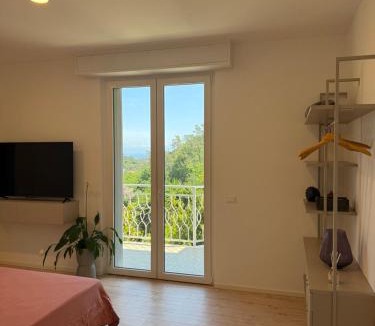 Vado Ligure Apartment | Appartamento gelso bianco, giardino sul mare