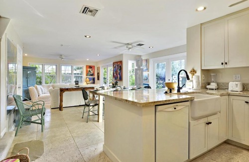 Bahama Village House | Artist Garden