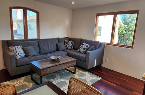 Clarkdale House | Artsy 2-bedroom Loft with high speed WiFi, AC in welcoming Culver City