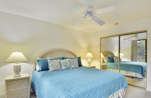 Key West Condo | ATLANTIC PARADISE Condo 1800 Atlantic, shared pool, jacuzi, BBQ, family fun!