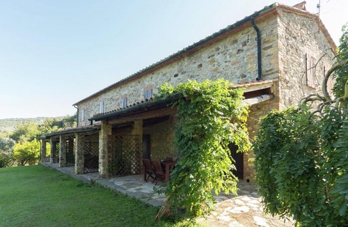 Castelnuovo di Val di Cecina House | Atmospheric apartment near Sasso Pisano