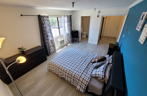 Los Angeles Hotel | (B00) Queen Bed Hotel Style Suite