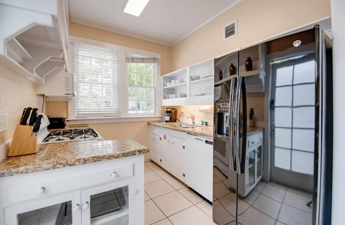 Historic Seaport House | Banana's Foster Guesthouse