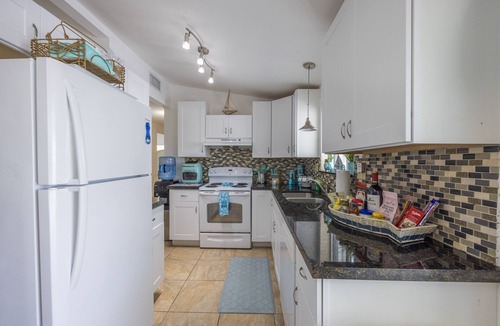 Twin Lakes House | Bayside Key Largo Canal Home with Dock/Jacuzzi/Pool. (Lift not include)