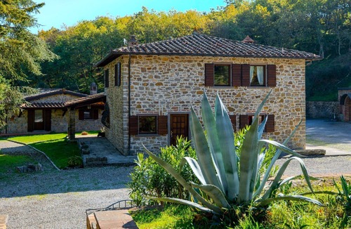 Civitella in Val di Chiana Villa | Beautiful private villa with A/C, WIFI, private pool, TV and pets allowed, close to Arezzo