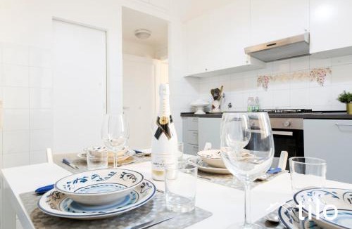 Albaro Apartment | Beach 8M| 2BR| Parking by Tilo