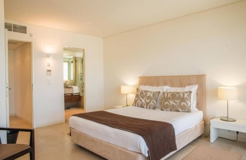 Carvalhal Hotel | Beach Bliss: Spa, Free Parking, Close to Edge Golf Academy - 3 Apts w/Kitchens