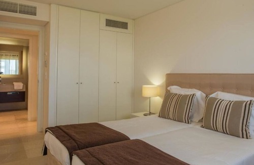 Carvalhal Hotel | Beach Bliss: Spa, Free Parking, Close to Edge Golf Academy - 3 Apts w/ Kitchens