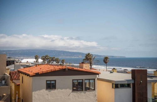 The Strand House | Beach House*Steps to Sand*Outdoor & Rooftop Patios