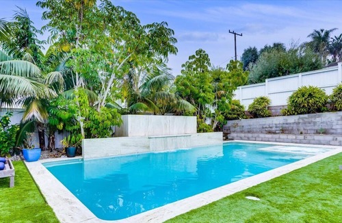 Hill Section House | Beach Pool House Retreat