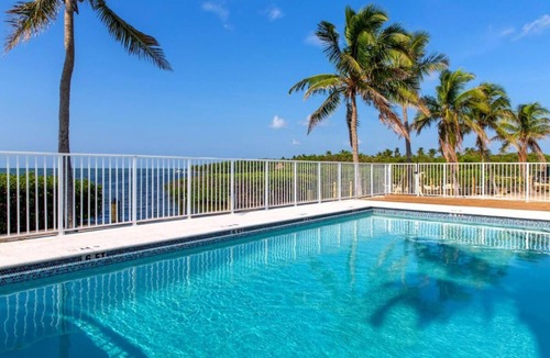 Islamorada Apartment | Beach View Unit in Islamorada! Pets Allowed, Parking, Pool & Free Breakfast!