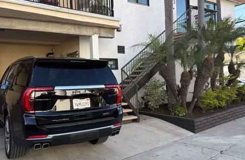 Old Towne Apartment | Beachfront 2-bed, 2-bath unit with AC in Seal Beach