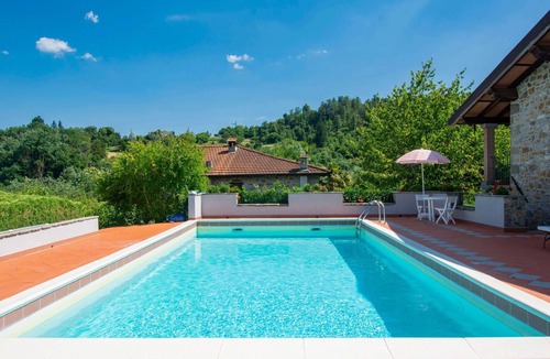 Camporgiano House | Beautiful private villa for 12 people with WIFI, private pool, TV, terrace and pets allowed