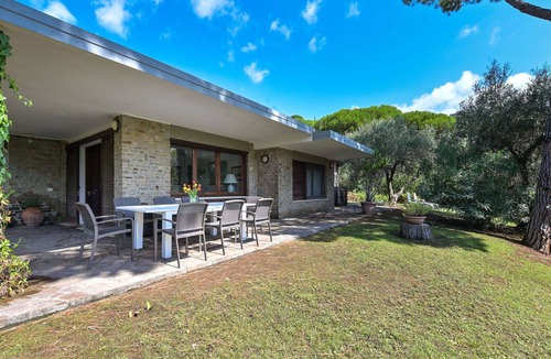 Castiglione della Pescaia House | Beautiful private villa for 10 guests with A/C, WIFI, TV, patio and pets allowed