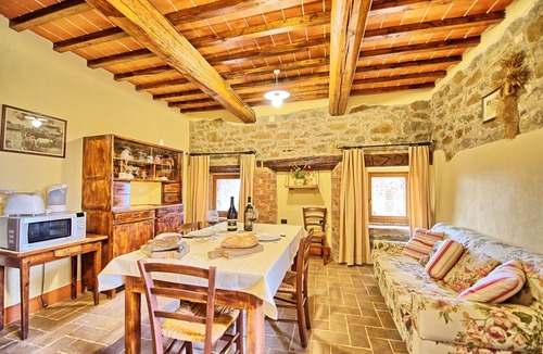 Castelnuovo Berardenga Apartment | Beautiful apartment for 3 people with WIFI, A/C, pool, pets allowed and panoramic view