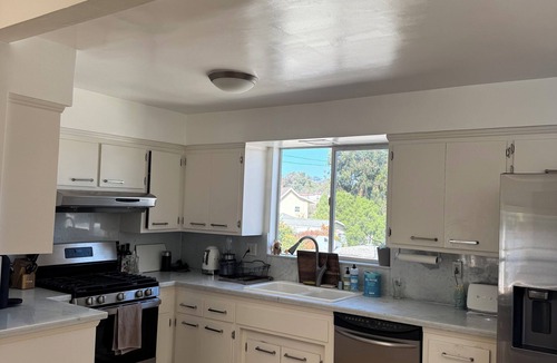 Sawtelle Condo | Beautiful 2 Bedroom Penthouse Condo with Private Deck in Brentwood, Los Angeles