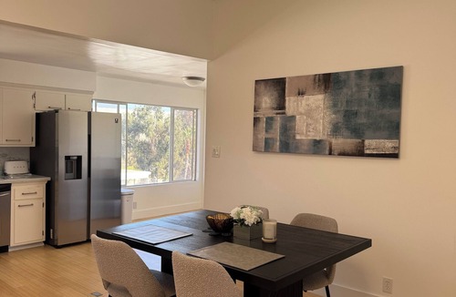 Sawtelle Condo | Beautiful 2 Bedroom Penthouse Condo with Private Deck in Brentwood, Los Angeles