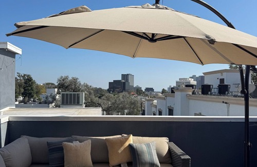 Sawtelle Condo | Beautiful 2 Bedroom Penthouse Condo with Private Deck in Brentwood, Los Angeles