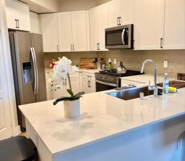 Greater Wilshire - Hancock Park Apartment | Beautiful 2BR 2BA on Wilshire Blvd - 10 min to Beverly Hills - Walking distance to Cafes and Restaurants