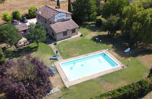 Poggiarello Villa | Beautiful apartment in villa for 3 guests with A/C, pool and TV, close to Siena
