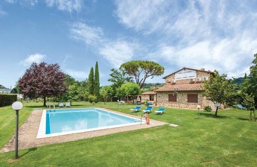 Poggiarello Villa | Beautiful apartment in villa for 3 guests with A/C, pool and TV, close to Siena