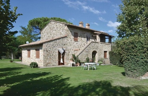Poggiarello Villa | Beautiful apartment in villa for 3 guests with A/C, pool and TV, close to Siena