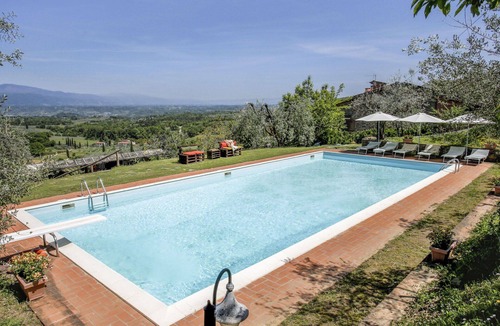 Montevarchi Villa | Beautiful apartment in villa for 4 guests with WIFI, pool, TV, patio and pets allowed