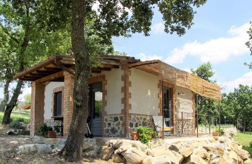 Bolsena House | Beautiful apartment in villa for 2 guests with pool, TV, terrace and pets allowed
