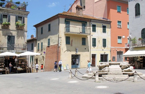 Lisciano Niccone Villa | Beautiful apartment in villa for 4 guests with pool, WIFI, patio, pets allowed and parking
