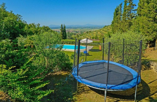Cortona Villa | Beautiful apartment in villa with pool, WIFI, TV, patio, pets allowed, panoramic view and parking