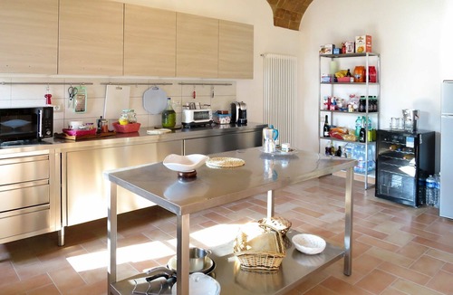 Pomarance Villa | Beautiful apartment in villa for 5 guests with WIFI, TV, patio and pets allowed