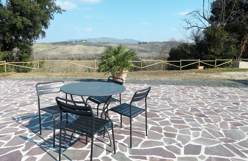 Pomarance Villa | Beautiful apartment in villa for 5 guests with WIFI, TV, patio and pets allowed