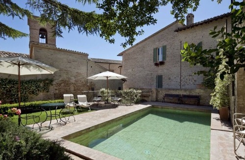 Montefalco Apartment | beautiful flat with pool in the center of Montefalco