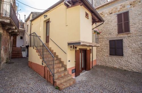 Notaresco House | Beautiful private villa for 4 people with balcony and pets allowed