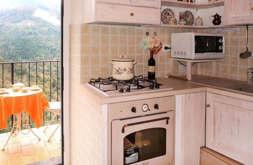 Apricale House | Beautiful private villa for 4 people with WIFI, TV, balcony, pets allowed and parking